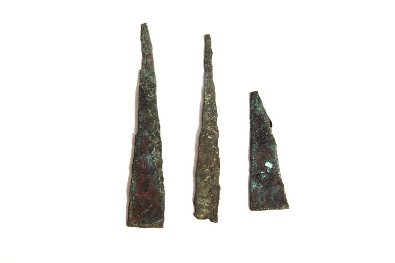 Trois lames de cuivre natif placées de la plus grande à la plus petite, à partir de la gauche.